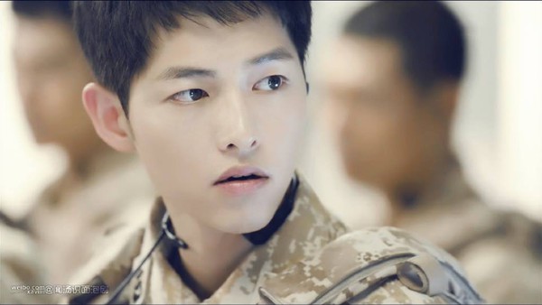 Kh&aacute;n giả Trung Quốc cũng ph&aacute;t cuồng v&igrave; Song Joong Ki sau Hậu Duệ Mặt Trời - Ảnh 2.