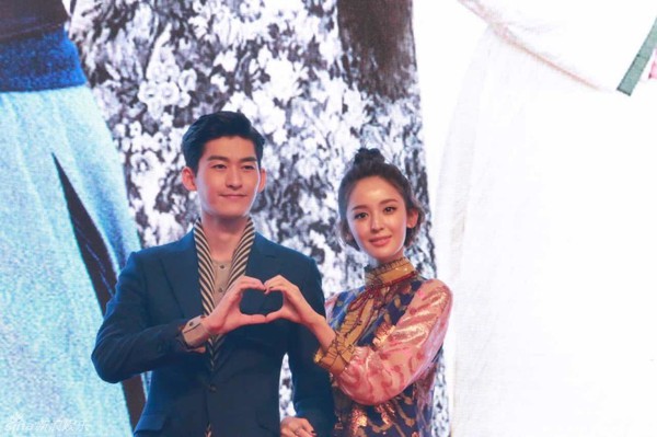 Cặp đ&ocirc;i Trương H&agrave;n - Cổ Lực Na Tr&aacute;t lần đầu xuất hiện t&igrave;nh tứ trước b&aacute;o giới - Ảnh 1.