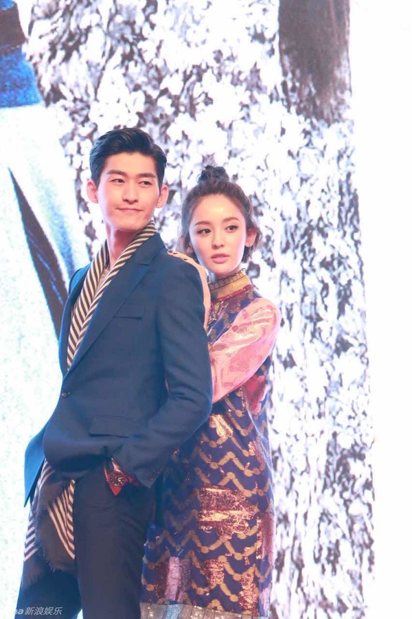 Cặp đ&ocirc;i Trương H&agrave;n - Cổ Lực Na Tr&aacute;t lần đầu xuất hiện t&igrave;nh tứ trước b&aacute;o giới - Ảnh 2.
