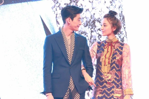 Cặp đ&ocirc;i Trương H&agrave;n - Cổ Lực Na Tr&aacute;t lần đầu xuất hiện t&igrave;nh tứ trước b&aacute;o giới - Ảnh 3.