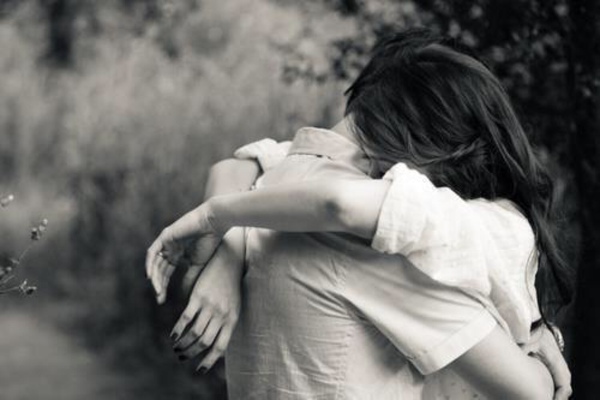 Những điều ngớ ngẩn ai cũng l&agrave;m khi thấy nhớ một người - Ảnh 2.