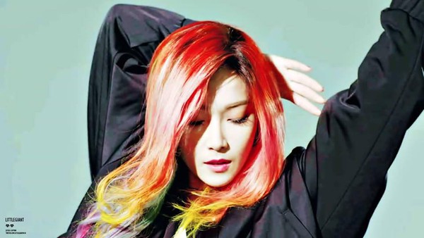 Park Shin Hye trưởng th&agrave;nh quyến rũ, Jessica cool ngầu với t&oacute;c cầu vồng - Ảnh 17.