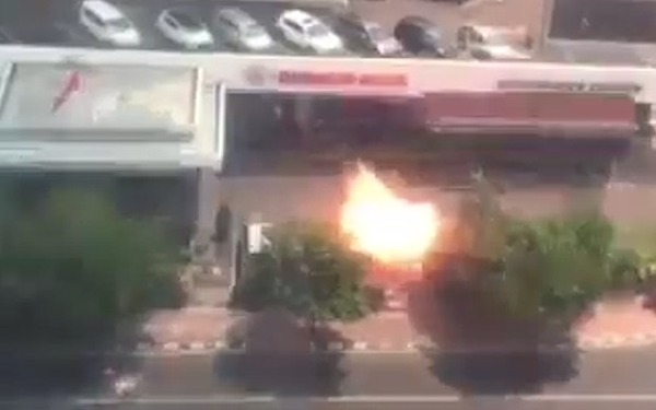 N&oacute;ng: Đ&aacute;nh bom, đấu s&uacute;ng dữ dội giữa trung t&acirc;m thủ đ&ocirc; Indonesia, 7 người chết - Ảnh 4.