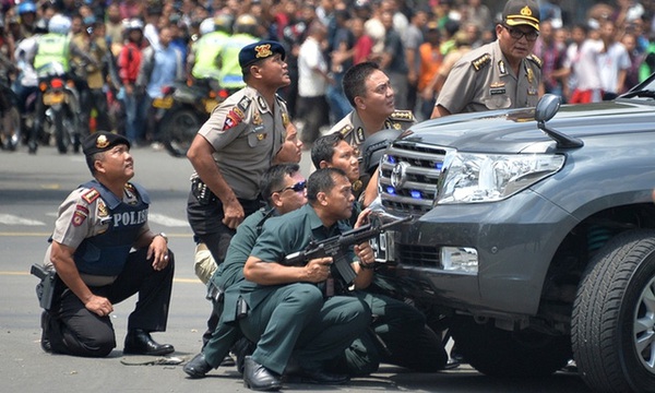 Nóng: Đánh bom, đấu súng dữ dội giữa trung tâm thủ đô Indonesia, 7 người chết - Ảnh 6.