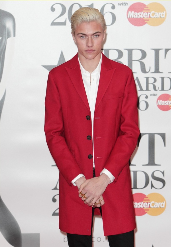 Người mẫu khoe dáng gợi cảm lấn át loạt sao trên thảm đỏ BRIT Awards 2016 - Ảnh 18.
