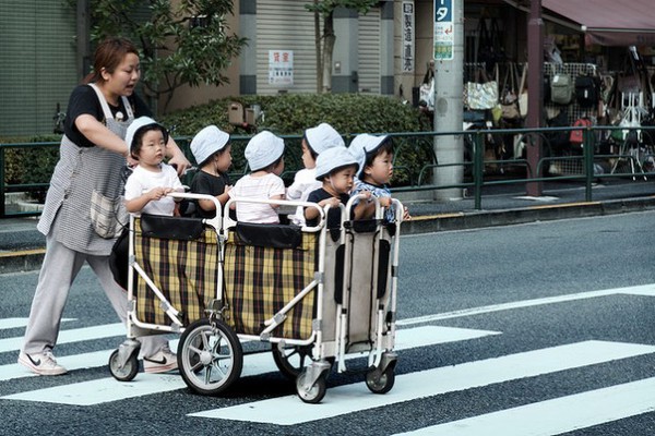 Không thể cưỡng lại trước những hình ảnh quá đáng yêu trên đường phố Nhật Bản - Ảnh 2.