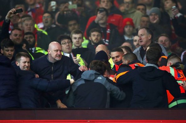 Fan Man Utd và Liverpool ẩu đả dữ dội trên khán đài sân Old Trafford - Ảnh 2.