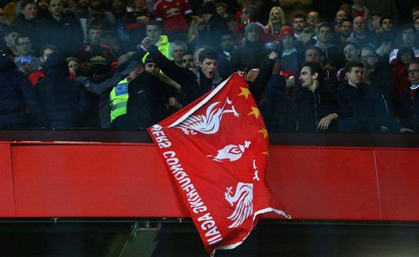 Fan Man Utd và Liverpool ẩu đả dữ dội trên khán đài sân Old Trafford - Ảnh 3.