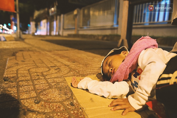 Người vô gia cư và giấc ngủ không còn cô đơn bên phong bao lì xì của người Sài Gòn - Ảnh 1.