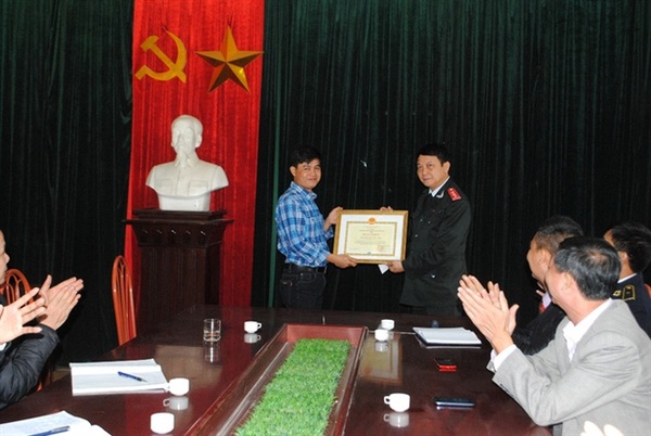 Khen thưởng người đầu ti&ecirc;n tố gi&aacute;c tội phạm chất cấm - Ảnh 1.