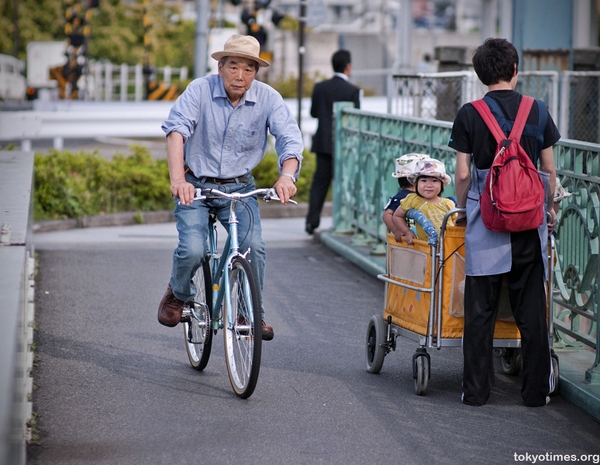 Không thể cưỡng lại trước những hình ảnh quá đáng yêu trên đường phố Nhật Bản - Ảnh 9.