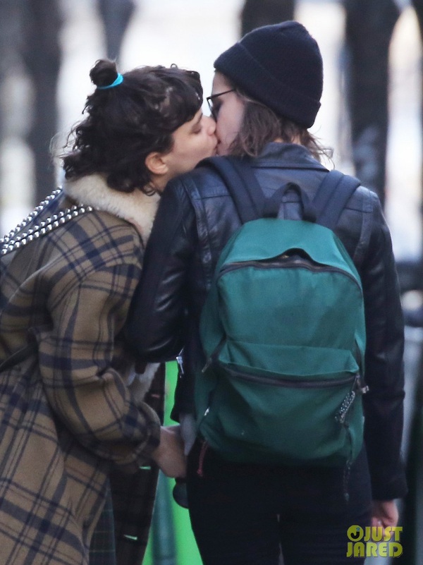Kristen Stewart c&ocirc;ng khai h&ocirc;n m&ocirc;i người y&ecirc;u đồng giới - Ảnh 1.