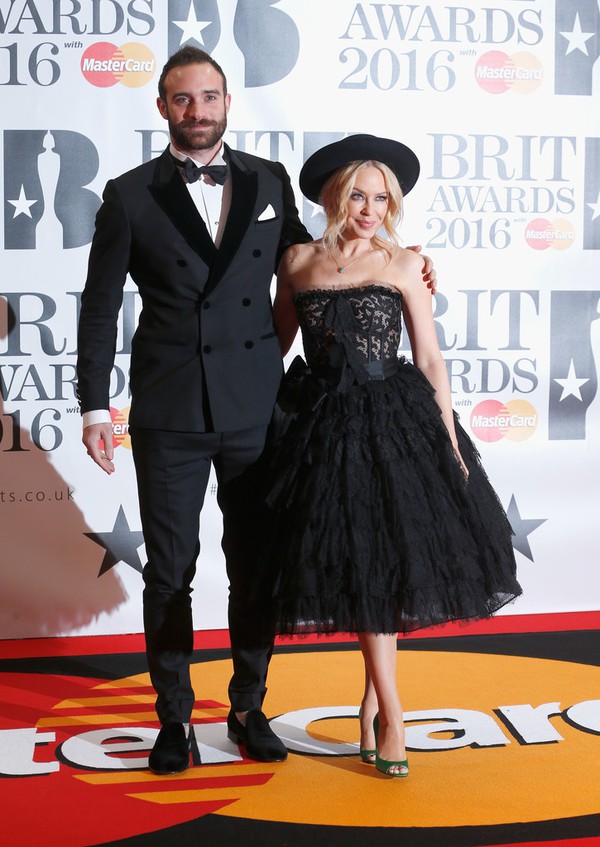 Người mẫu khoe dáng gợi cảm lấn át loạt sao trên thảm đỏ BRIT Awards 2016 - Ảnh 15.