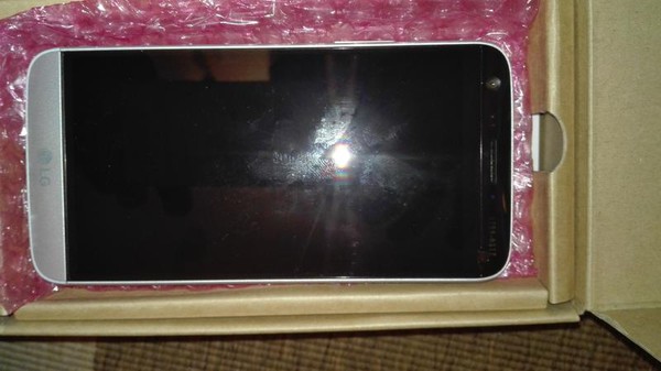 Hai bom tấn smartphone c&ugrave;ng lộ diện trước ng&agrave;y ra mắt - Ảnh 1.