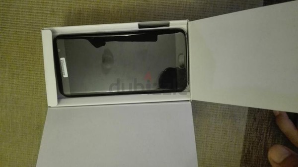 Hai bom tấn smartphone c&ugrave;ng lộ diện trước ng&agrave;y ra mắt - Ảnh 3.