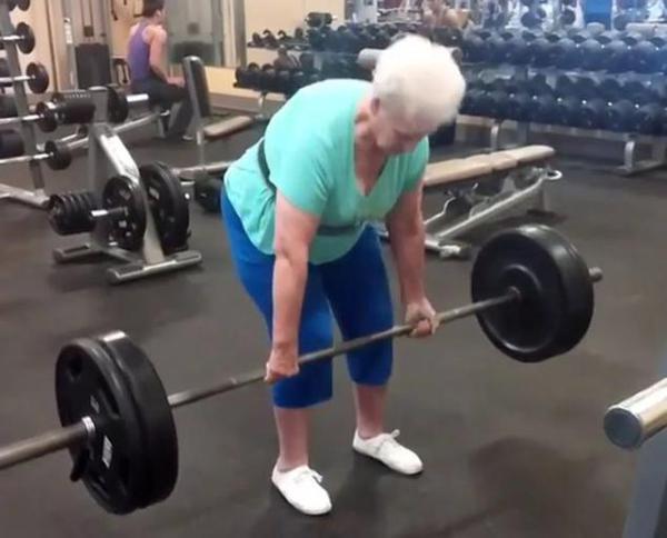 Sốc với cụ b&agrave; 78 tuổi n&acirc;ng tạ 102 kg - Ảnh 2.