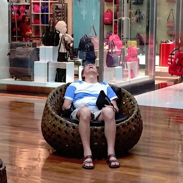 19 gi&acirc;y ph&uacute;t tuyệt vọng của những kẻ khốn khổ hộ tống vợ đi shopping - Ảnh 4.