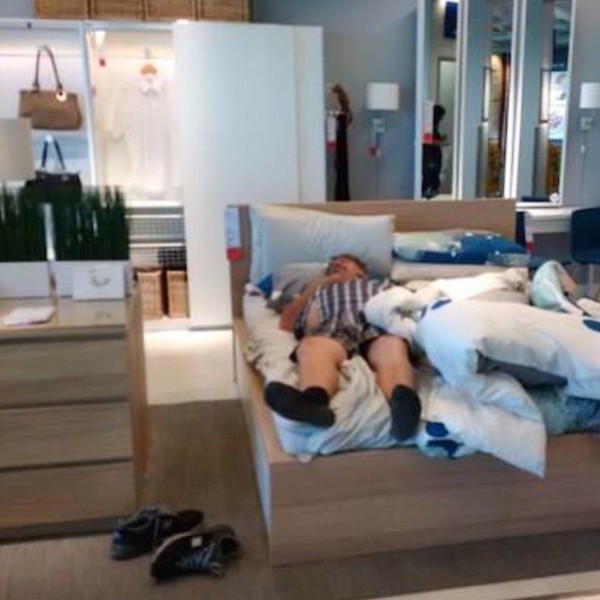 19 gi&acirc;y ph&uacute;t tuyệt vọng của những kẻ khốn khổ hộ tống vợ đi shopping - Ảnh 5.