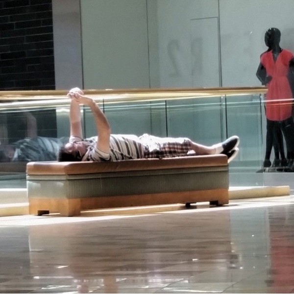 19 gi&acirc;y ph&uacute;t tuyệt vọng của những kẻ khốn khổ hộ tống vợ đi shopping - Ảnh 6.