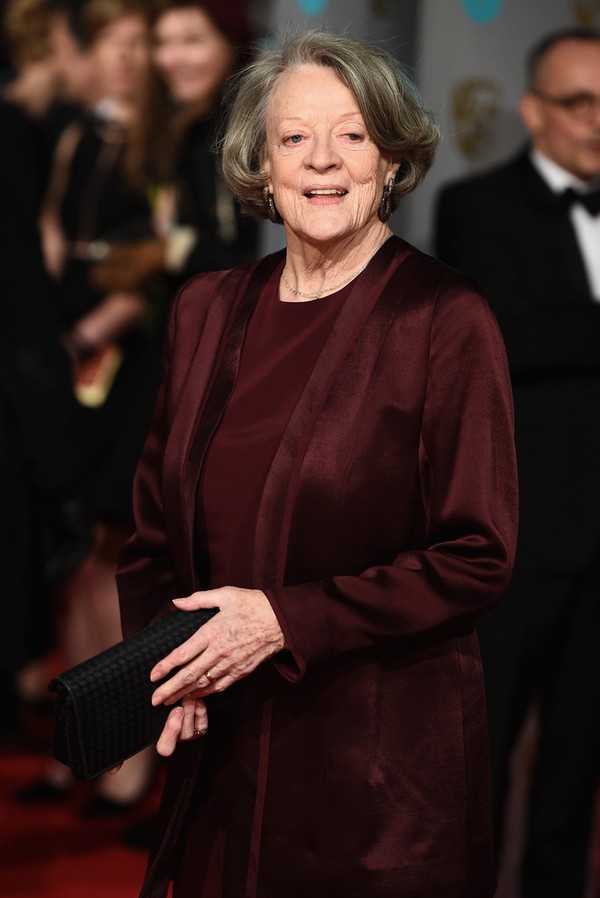 Loạt mỹ nhân Hollywood diện váy trễ nải khoe vòng 1 trên thảm đỏ Oscar Anh Quốc - Ảnh 10.