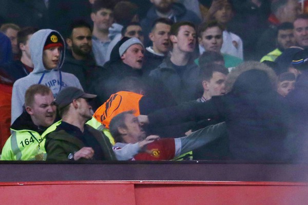 Fan Man Utd và Liverpool ẩu đả dữ dội trên khán đài sân Old Trafford - Ảnh 4.