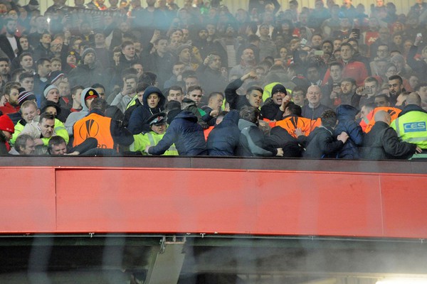 Fan Man Utd và Liverpool ẩu đả dữ dội trên khán đài sân Old Trafford - Ảnh 5.