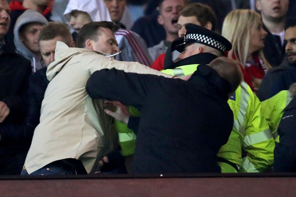 Fan Man Utd v&agrave; Liverpool ẩu đả dữ dội tr&ecirc;n kh&aacute;n đ&agrave;i s&acirc;n Old Trafford - Ảnh 6.