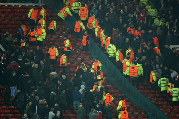Fan Man Utd và Liverpool ẩu đả dữ dội trên khán đài sân Old Trafford - Ảnh 7.