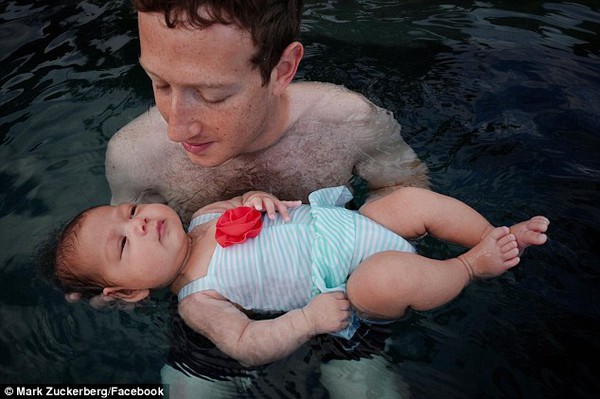 Mark Zuckerberg lại tiếp tục gây bão khi khoe ảnh con gái tập bơi - Ảnh 1.