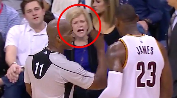 LeBron James bị nữ tỷ ph&uacute; Mỹ qu&aacute;t v&agrave;o mặt - Ảnh 3.