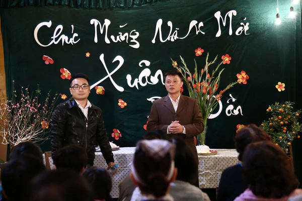 Bếp ph&oacute; MC Quang Minh xắn quần tắm lợn trong Tết nghĩa l&agrave; hy vọng - Ảnh 1.