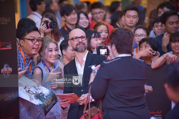 Lan Khu&ecirc;, Phở Đặc Biệt h&iacute; hửng selfie c&ugrave;ng d&agrave;n sao The Huntsman: Winters War - Ảnh 7.