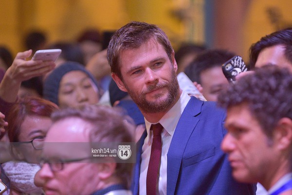 Lan Khu&ecirc;, Phở Đặc Biệt h&iacute; hửng selfie c&ugrave;ng d&agrave;n sao The Huntsman: Winters War - Ảnh 9.