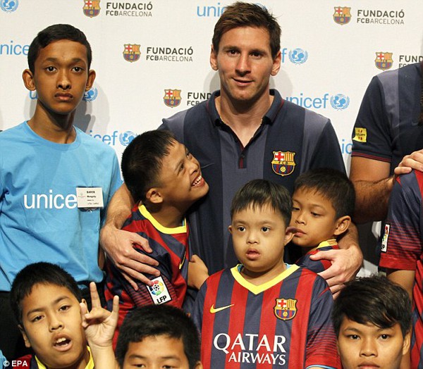 Messi thể hiện l&ograve;ng nh&acirc;n &aacute;i với c&aacute;c b&agrave; mẹ v&agrave; trẻ em mới sinh tại Argentina - Ảnh 1.