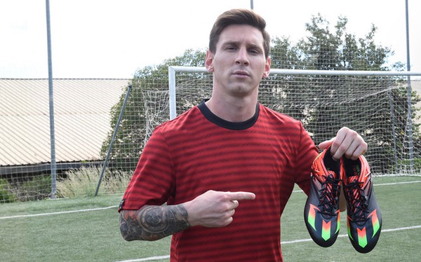 Hớn hở tặng giày làm từ thiện, Messi nhận kết cục ê chề - Ảnh 3.