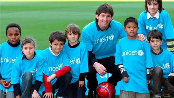 Messi thể hiện l&ograve;ng nh&acirc;n &aacute;i với c&aacute;c b&agrave; mẹ v&agrave; trẻ em mới sinh tại Argentina - Ảnh 2.
