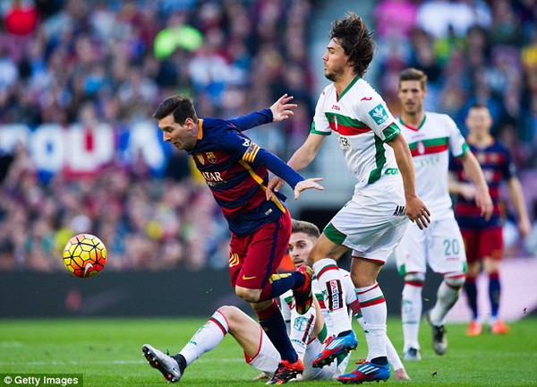 Messi lập hat-trick đầu năm mới, Barcelona lên ngôi đầu bảng - Ảnh 2.