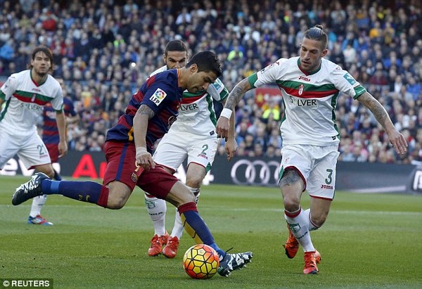Messi lập hat-trick đầu năm mới, Barcelona lên ngôi đầu bảng - Ảnh 4.