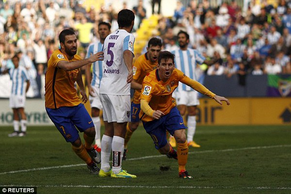 Fan cuồng cắn răng chịu đau xăm vĩnh viễn chữ ký Messi lên lưng - Ảnh 4.