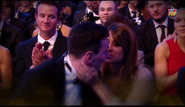 Messi “ngạt thở” bởi nụ hôn nóng bỏng của Antonella ngày lễ tình nhân - Ảnh 5.