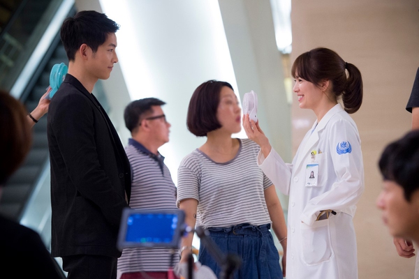 Song Joong Ki h&ocirc;n đ&agrave;n chị Song Hye Kyo m&ugrave;i mẫn, lạnh l&ugrave;ng với hươu Lee Kwang Soo - Ảnh 31.