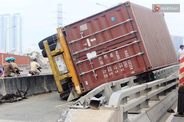 Xe container bị lật gây ách tắc giao thông trên cầu Phú Mỹ - Ảnh 2.