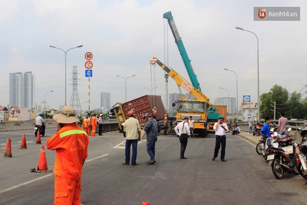 Xe container bị lật gây ách tắc giao thông trên cầu Phú Mỹ - Ảnh 4.