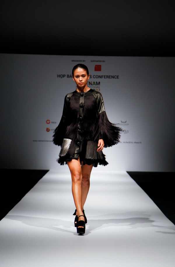 Thanh Hằng mặc giản dị mà vẫn nổi bật tại họp báo Vietnam International Fashion Week Xuân/Hè 2016 - Ảnh 6.