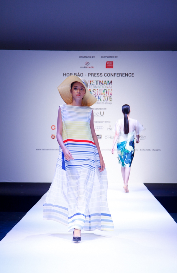 Thanh Hằng mặc giản dị mà vẫn nổi bật tại họp báo Vietnam International Fashion Week Xuân/Hè 2016 - Ảnh 9.