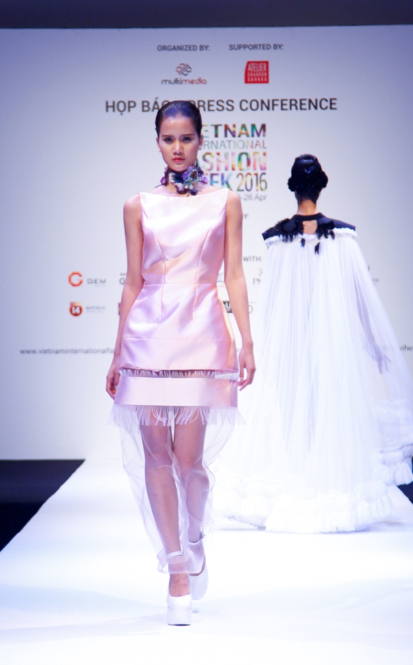 Thanh Hằng mặc giản dị mà vẫn nổi bật tại họp báo Vietnam International Fashion Week Xuân/Hè 2016 - Ảnh 11.