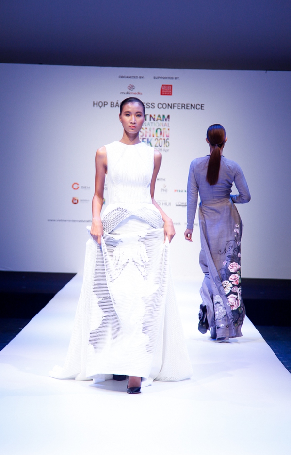 Thanh Hằng mặc giản dị mà vẫn nổi bật tại họp báo Vietnam International Fashion Week Xuân/Hè 2016 - Ảnh 14.