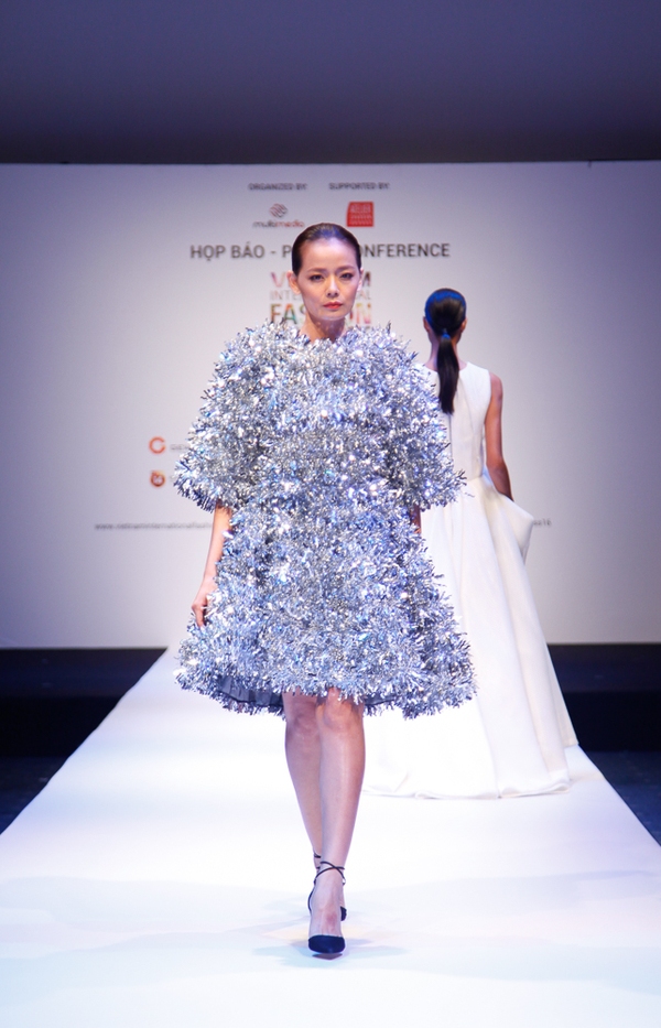 Thanh Hằng mặc giản dị mà vẫn nổi bật tại họp báo Vietnam International Fashion Week Xuân/Hè 2016 - Ảnh 15.