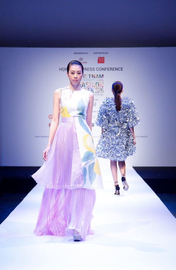 Thanh Hằng mặc giản dị mà vẫn nổi bật tại họp báo Vietnam International Fashion Week Xuân/Hè 2016 - Ảnh 16.