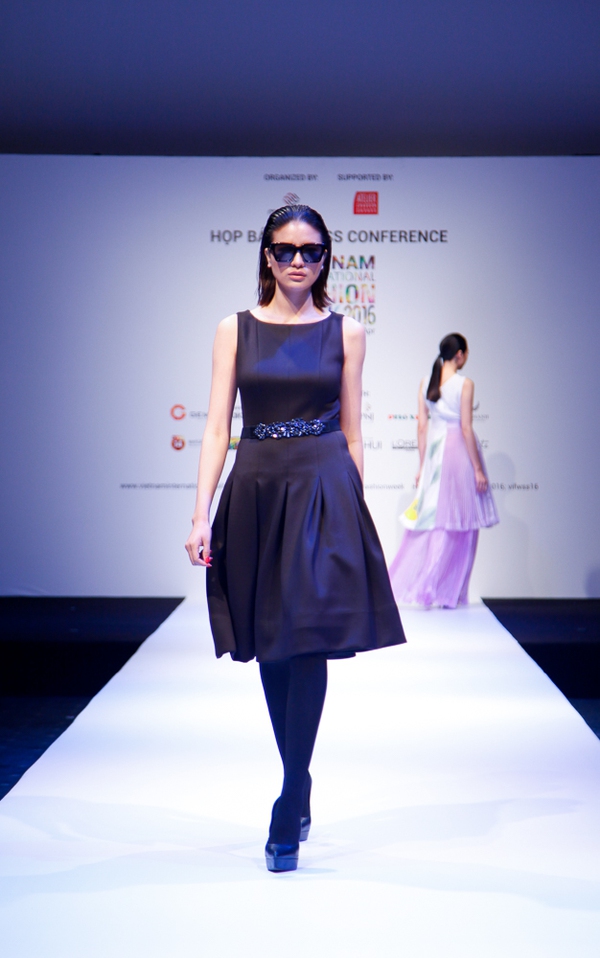 Thanh Hằng mặc giản dị mà vẫn nổi bật tại họp báo Vietnam International Fashion Week Xuân/Hè 2016 - Ảnh 17.